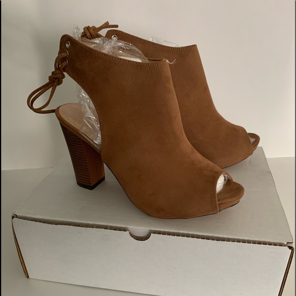 CHASE & CHLOE suede heels size 10M
